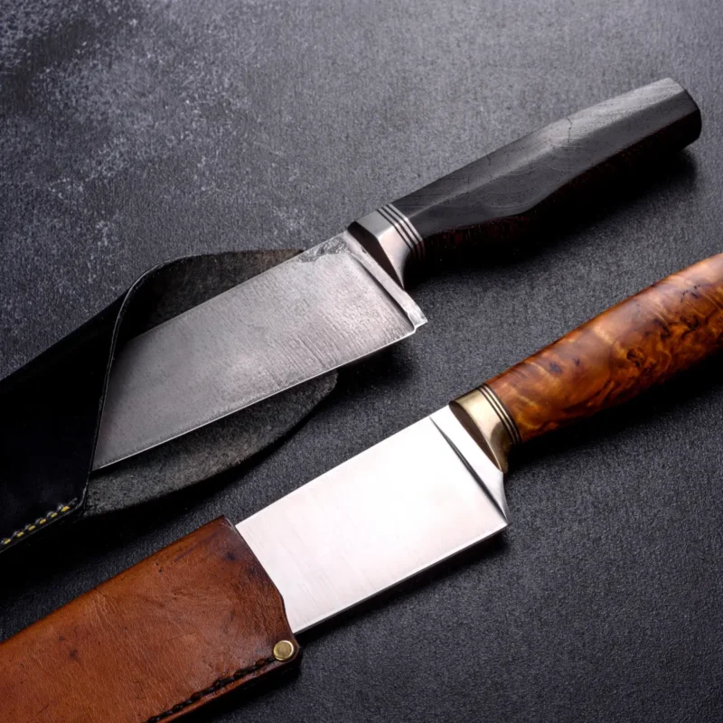 Damascus patterned blade on leather sheath